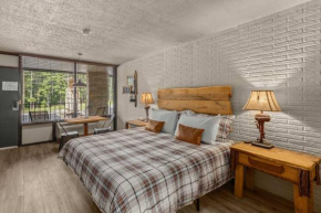 Stonegate Lodge King Bed Fast WiFi 50in Roku TV Salt Water Pool Room # 304